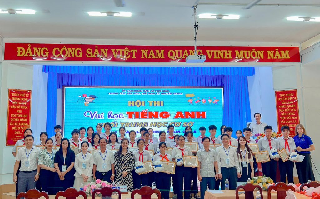 Các thí sinh nhận thưởng