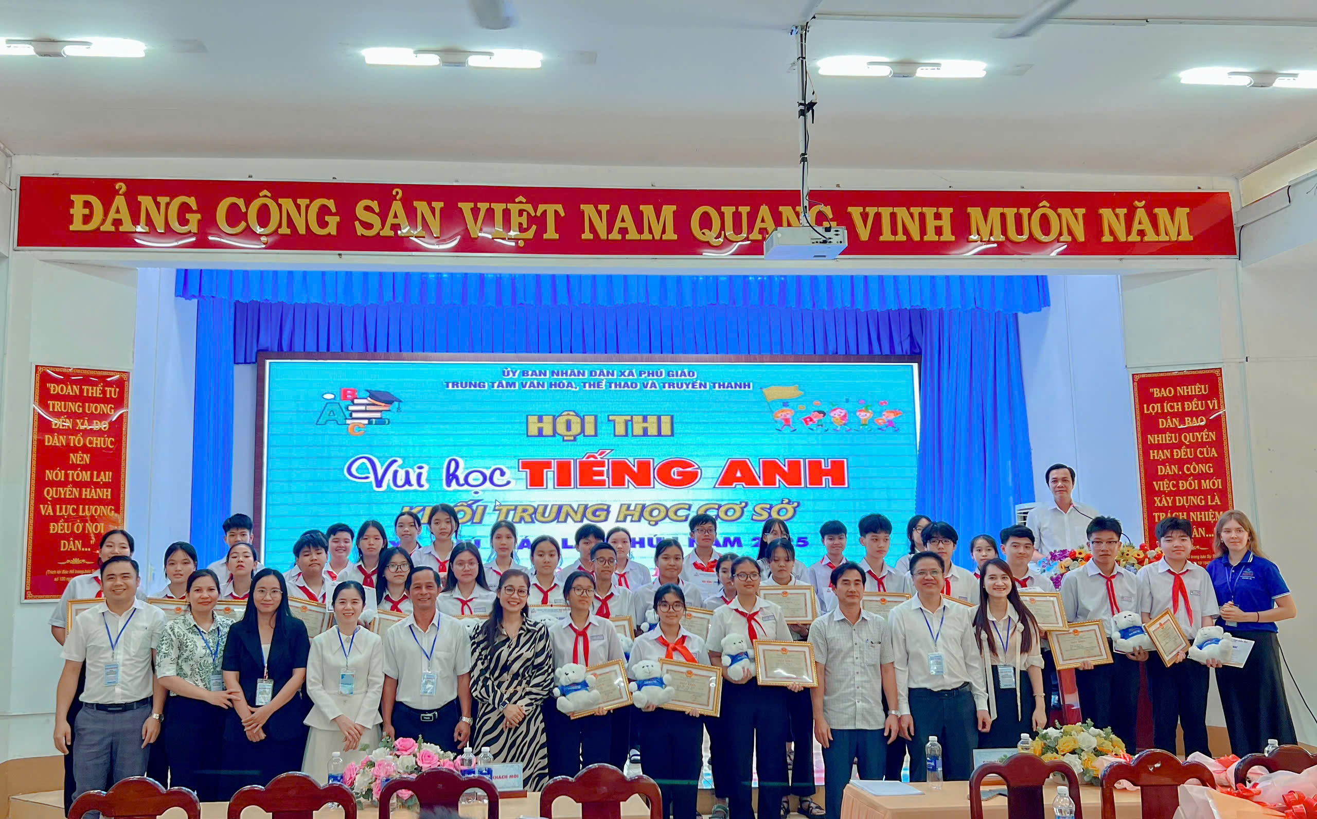 Các thí sinh nhận thưởng